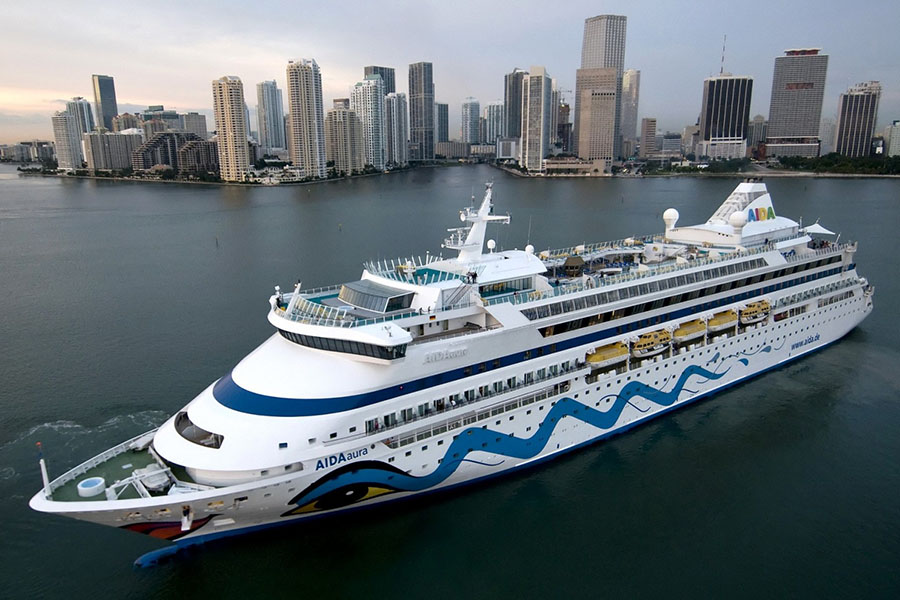 Mehr über den Artikel erfahren Luxury yacht ocean